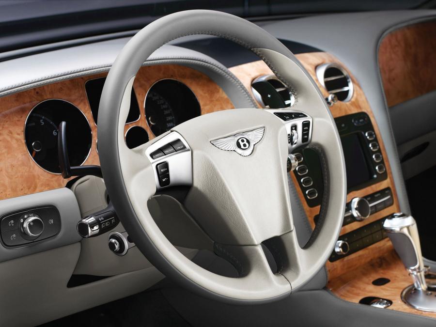 Панель приборов Bentley Continental GTC Speed 2009 года  (фото 8 из 44)
